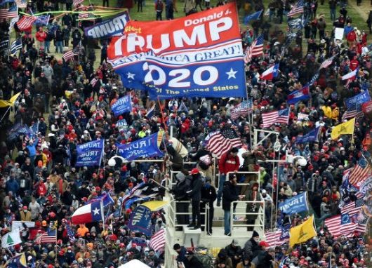 2021년 1월 6일 도널드 트럼프 전 미국 대통령 지지자들이 ‘2020년 대선 무효’를 주장하며 연방의회 의사당에 난입한 모습. AFP연합뉴스
