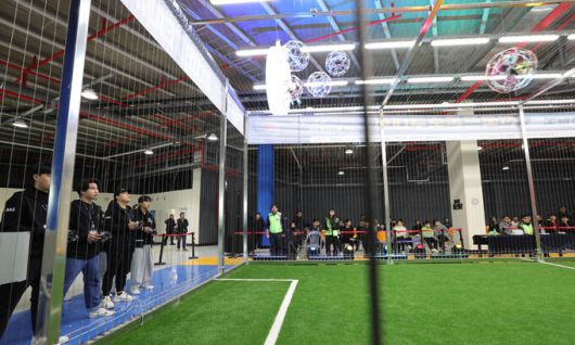 지난달 19일 전북 전주월드컵경기장에서 열린 2023 세계일보 전국드론축구대회에서 참가팀들이 열띤 경기를 펼치고 있다. 전주=이재문 기자