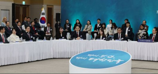 이재용 삼성전자 회장이 6일 부산항 국제전시컨벤션센터에서 열린 ‘부산시민의 꿈과 도전’ 격려 간담회에서 글로벌 허브도시 관련 발언을 하고 있다. 대통령실사진기자단