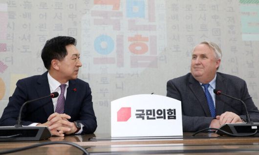 김기현 국민의힘 대표와 인요한 혁신위원장이 6일 서울 여의도 국회에서 회동을 하고 있다. 공동취재