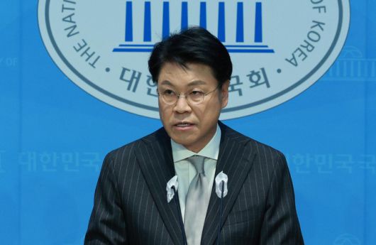 장제원 국민의힘 의원이 12일 오전 서울 여의도 국회 소통관에서 총선 불출마 관련 기자회견을 하고 있다. 뉴시스