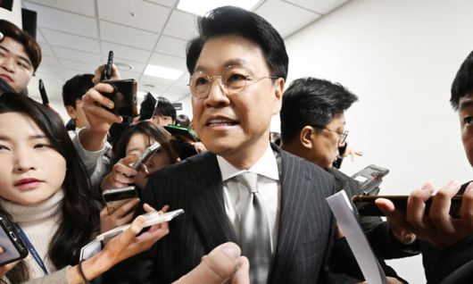 국민의힘 장제원 의원이 12일 국회 소통관에서 22대 총선 불출마 선언 기자회견을 마친 뒤 퇴장하며 취재진의 질문에 답하고 있다. 공동취재사진