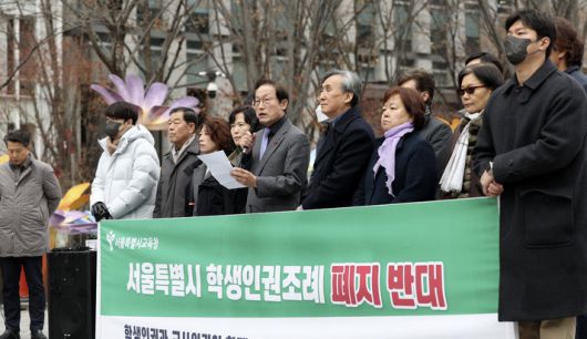 조희연 서울시교육감이 13일 서울 종로구 광화문광장에서 열린 학생인권조례 폐지 반대 긴급 기자회견에서 호소문을 낭독하고 있다. 뉴시스