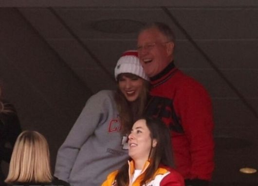 최근 미식축구 선수 트래비스 켈시가 소속된 캔자스시티의 경기 당시 객석에서 목격된 팝 가수 테일러 스위프트와 그녀의 아버지. SNS 캡쳐