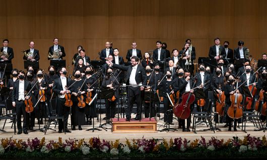 지난해 1월 5일 세종문화회관 대극장에서 열린 서울시립교향악단의 신년음악회 연주가 끝난 후 지휘자 게리트 프리스니츠와 단원들이 인사하고 있다. 서울시향은 5일 같은 장소에서 2024년 신년음악회를 연다. 서울시향 제공