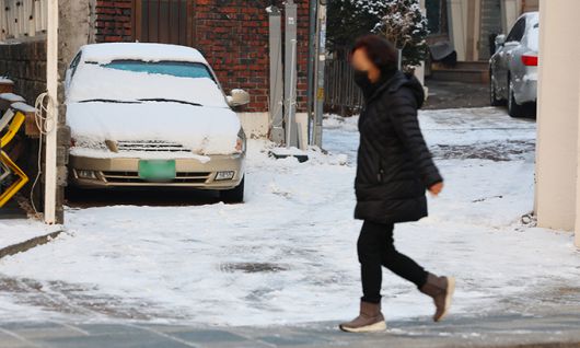 10일 서울 종로구의 한 골목길에 눈이 쌓여 있다. 연합뉴스