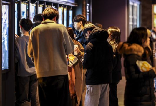 지난 2023년 12월 25일 서울 용산구 CGV 용산점이 사람들로 붐비고 있다. 뉴시스