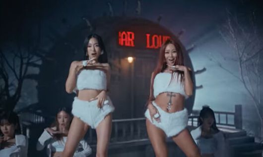 지난 19일 공개된 걸그룹 '씨스타 19'가 신곡 영상에서 '팬츠리스 룩'을 착용했다. 유튜브 채널 '1theK(원더케이)'