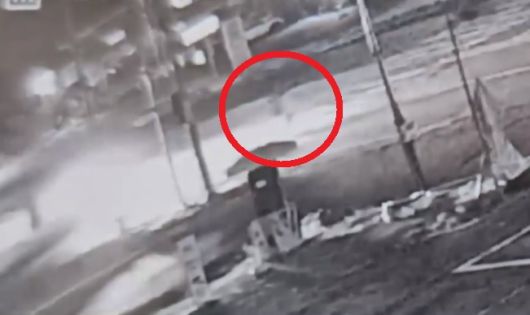 지난달 27일 오전 1시쯤 경기 가평군의 한 도로에서 빨간불이 켜진 횡단보도를 건너던 중학생에게 흰색 승용차가 속도를 줄이지 않고 달려오는 모습. TV조선 보도화면 갈무리