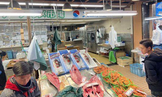 가나자와 오미초 시장. 신선한 채소류, 해산물, 육류, 특별 요리 가판대가 모여 있는 큰 복합 시설물이다.