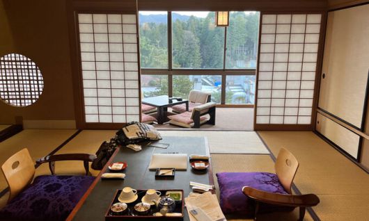 료칸 내부 전경. 1300년이 넘은 료칸은 1980년대 후반 행정 당국의 건축기준법이 강화되어 지진과 화재에 대비해 목조 건물을 철근콘크리트 건물로 교체했다.