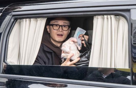 한동훈 비상대책위원장이 지난 5일 서울 동대문구 청량리 청과물시장·경동시장을 방문, 차량을 타고 떠나며 지지자들과 대화하고 있다. 연합뉴스