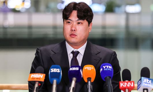 한화이글스로 이적한 류현진이 23일 인천국제공항에서 전지훈련지인 일본 오키나와로 출국에 앞서 취재진의 질문에 답하고 있다. 인천공항=뉴시스