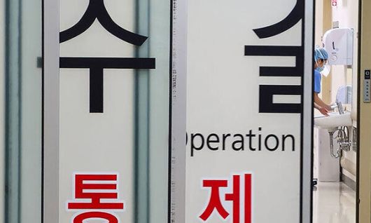 서울 시내 한 대학병원 수술실에서 의료진이 손을 닦고 있다. 연합뉴스