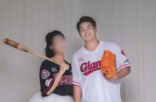 나균안과 아내 A씨. 롯데 자이언츠 제공