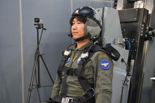 비상탈출 훈련을 위해 기계에 앉아 있는 기자. 공군 제공