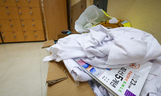 서울 시내 한 의과대학 학생회관에 가운과 의사국가시험 서적이 버려져있다. 연합뉴스