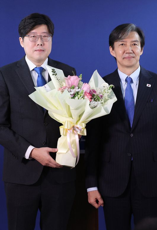 이규원 검사가 11일 여의도 조국혁신당 당사에서 열린 입당 환영식에서 조국 대표로부터 꽃다발을 받고 포즈를 취하고 있다. 연합뉴스