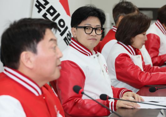 국민의힘 한동훈 비상대책위원장 겸 총괄 선거대책위원장이 18일 오전 서울 여의도 중앙당사에서 열린 중앙선거대책위원회의에서 안철수 공동선거대책위원장의 발언을 듣고 있다.    연합뉴스