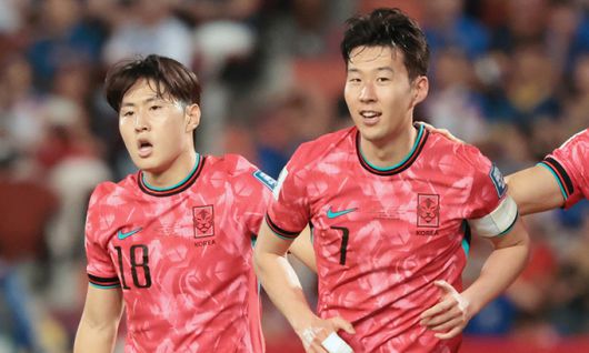 26일 태국 방콕 라자망갈라 스타디움에서 열린 2026 북중미 월드컵 아시아 지역 2차 예선 C조 4차전 한국과 태국의 경기. 두번째 골을 넣은 손흥민이 어시스트를 한 이강인과 기뻐하고 있다. 연합뉴스