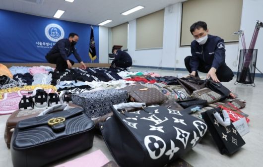 지난 1월 서울 강남구 서울세관에서 직원들이 지식재산권 침해물품 가방과 악세서리 등을 살펴보고 있다. 연합뉴스