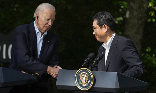 조바이든 미국 대통령(왼쪽), 기시다 후미오 일본 총리. AP연합뉴스