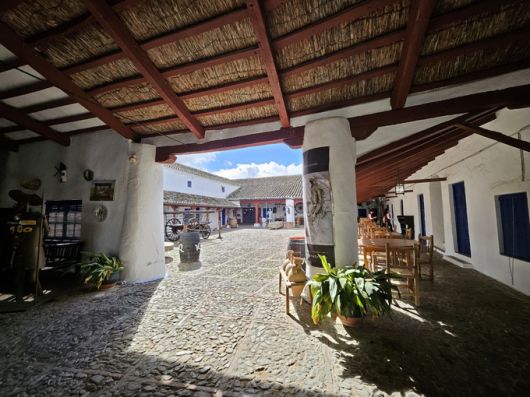 돈키호테가 하룻밤 묵은 여관인 벤타 델 키호테. 필자 제공