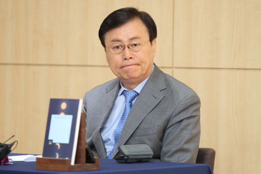 도종환 시인이 14일 서울 마포구 창비서교빌딩에서 열린 시집 '정오에서 가장 먼 시간' 출간 기념 기자간담회에서 인사말을 하고 있다. 연합뉴스