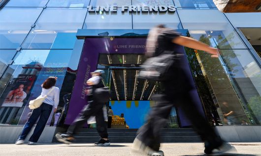 일본 정부가 라인야후에 네이버와 자본 관계를 재검토하라고 행정지도를 내린 '라인야후 사태'가 사회적 파장을 일으키고 있다. 사진은 14일 서울 서초구 라인프렌즈 강남 플래그십스토어의 모습. 연합뉴스