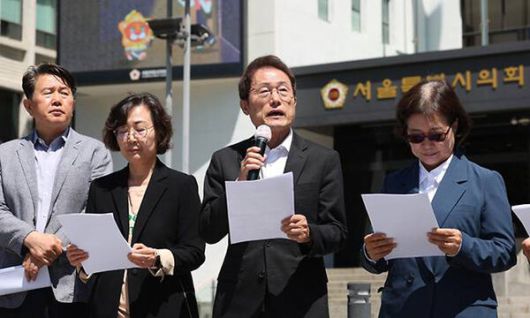 조희연 서울시교육감(오른쪽 두 번째)이 이달 16일 서울 중구 서울시의회 앞에서 열린 ‘서울시 학생인권조례 폐지조례 재의 요구 기자회견’에서 발언하고 있다. 뉴시스
