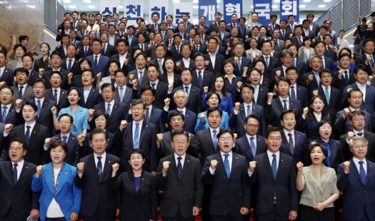 이재명 더불어민주당 대표와 박찬대 원내대표 등 의원들이 제22대 국회 임기 시작일인 30일 오후 서울 여의도 국회 로텐더홀에서 열린 의원총회에서 구호를 외치고 있다. 뉴시스