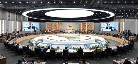 ‘함께 만드는 미래로’ 윤석열 대통령이 24일 경기 일산 한·아프리카 정상회의장에서 개회사를 통해 아프리카 48개참가국 정상 및 대표를 향해 환영 인사를 하고 있다. 대통령실 제공