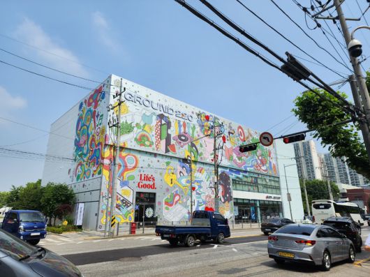 서울 영등포구 양평동에 위치한 LG전자의 ‘Z세대 놀이터’ 그라운드220 외관 모습. 건물 전체가 일러스트레이터 린다 바리츠키의 아트웍으로 꾸며져 주변 공장 지대와는 단절되는 느낌이 극대화됐다.