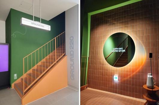 2층에 위치한 그라운드220으로 가는 계단과 중간층 모습. ‘또 다른 세상’으로 가는 통로로서 일반 가전 매장인 1층과 공간을 확실하게 분리하는 특별함이 더해졌다.