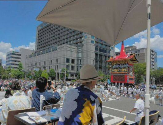 지난 2023년 시작된 기온 마츠리 프리미엄석 모습. 교토시관광협회 홈페이지 캡처