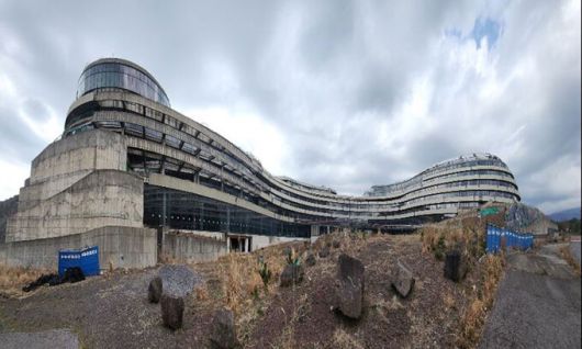 지난해 공사가 중단된 상태에서 찍은 사진. 중국 녹지그룹이 짓는 이 호텔은 2014년 10월 착공했으나 중국 정부의 해외투자 제한 정책 여파로 2017년 6월 공정률 61%에서 공사가 중단됐다. JDC 제공