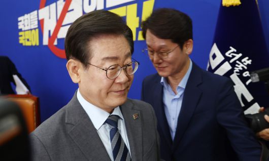 이재명 더불어민주당 대표가 24일 서울 여의도 국회에서 열린 최고위원회의를 마치고 당대표직 사임 의사를 밝힌 뒤 나오고 있다. 뉴스1