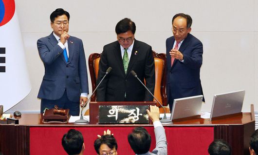 지난 4일 국회에서 열린 본회의에서 우원식 국회의장이 국민의힘 곽규택 의원에게 무제한토론을 종료할 것을 요청하자, 추경호 원내대표를 비롯한 의원들이 항의하고 있다. 이에 더불어민주당 박찬대 원내대표 겸 당대표 직무대행이 조용히 해줄 것을 요청하고 있다. 연합뉴스