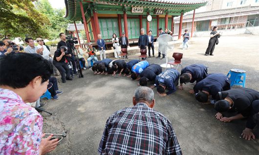 조국 조국혁신당 대표와 당직자·당원들이 30일 전남 곡성군 옥과면 옥과노인정에서 어르신들을 찾아뵙고 큰절을 하고 있다. 뉴스1