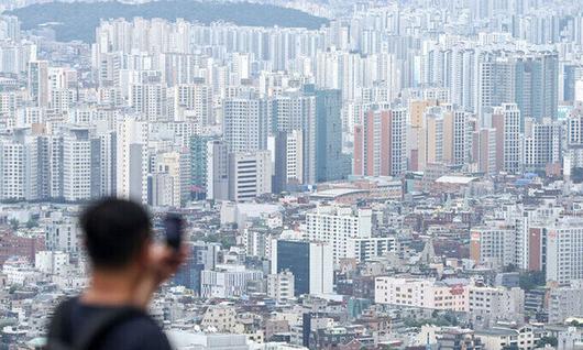 “집값 잡았다”→“과열 분위기 진정시켜야”… 2년 새 달라진 尹정부 부동산 메시지