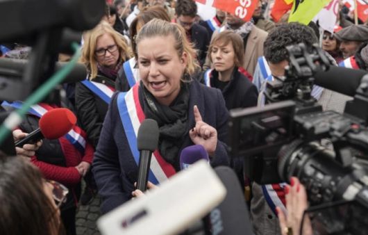 프랑스 극좌 정당 LFI의 마틸드 파노 하원 원내대표가 취재진의 질문에 응답하고 있다. LFI는 에마뉘엘 마크롱 대통령을 겨냥한 탄핵소추 시도를 본격화하고 나섰다. AP연합뉴스