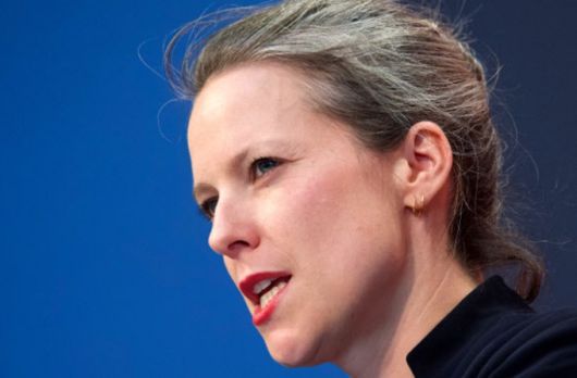 프랑스 파리시 재정국장으로 일하는 공무원 루시 카스테트가 8월30일(현지시간) 사회당 주최로 열린 정치 행사에 참석해 연설하고 있다. 카스테트는 사회당, LFI 등 좌파 정당들의 연합체인 NFP에 의해 차기 총리 후보자로 추천됐으나 에마뉘엘 마크롱 대통령은 거부 의사를 밝혔다. AFP연합뉴스