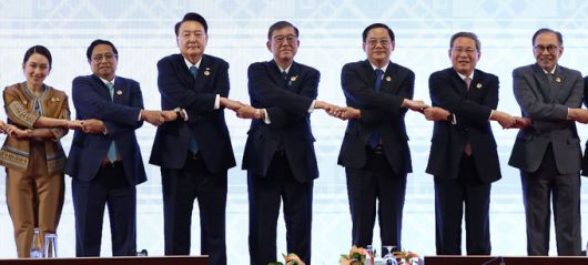 아세안(동남아국가연합) 정상회의 참석 차 라오스를 순방 중인 윤석열 대통령이 10일 비엔티안 국립컨벤션센터에서 열린 ‘아세안+3’ 정상회의에서 각국 정상들과 기념촬영을 하고 있다. 왼쪽부터 패통탄 친나왓 태국 총리, 팜민찐 베트남 총리, 윤 대통령, 이시바 시게루 일본 총리, 손싸이 시판돈 라오스 총리, 리창 중국 국무원 총리, 안와르 빈 이브라힘 말레이시아 총리. 비엔티안=남정탁 기자