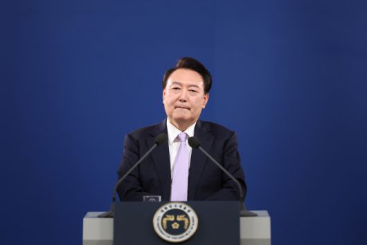 윤석열 대통령이 7일 오전 서울 용산 대통령실 청사 브리핑실에서 열린 '대국민담화 및 기자회견'에서 취재진의 질문을 듣고 있다.     연합뉴스