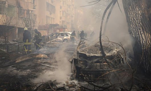 폐허로 변한 도시 러시아가 우크라이나를 침공한 지 19일(현지시간)로 1000일이 된 가운데 18일 우크라이나 오데사의 소방대원 등이 러시아의 로켓공격으로 타버린 건물과 차량에서 발생한 화재를 진압하고 있다. 오데사=AP연합뉴스