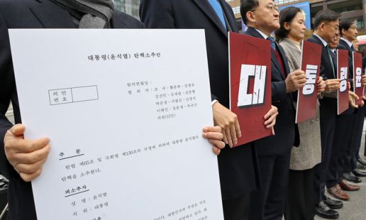 조국혁신당 조국 대표와 황운하 원내대표를 비롯한 당 지도부가 20일 서울 종로구 광화문 광장에서 열린 '3년은 너무 길다 특별위원회' 현장 회의에서 윤석열 대통령 탄핵소추안 초안을 공개하고 있다. 뉴스1