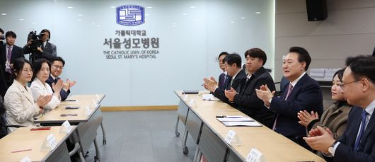 의료진 격려하는 尹 윤석열 대통령이 28일 서울성모병원을 찾아 ‘이른둥이의 건강한 성장 지원을 위한 현장 간담회’에서 손뼉을 치며 참석자들을 격려하고 있다. 대통령실사진기자단