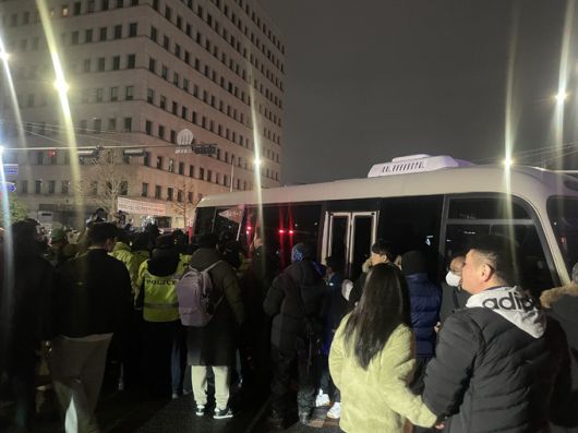 3일 밤 서울 여의도 국회 앞에서 군 버스를 막아선 시민들이 경찰과 대치하고 있다. 이예림 기자