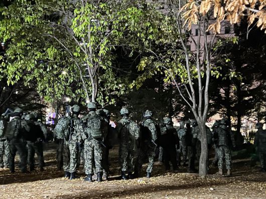4일 새벽 서울 여의도 국회의사당에 무장한 계엄군이 경내에 대기하고 있다. 연합뉴스