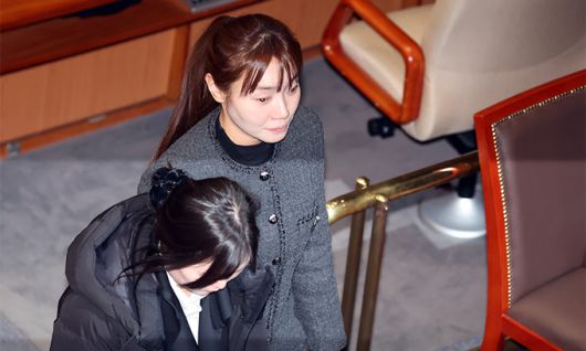 국민의힘 김예지 의원이 7일 국회 본회의에서 윤석열 대통령의 탄핵소추안에 대해 투표하고 있다. 연합뉴스